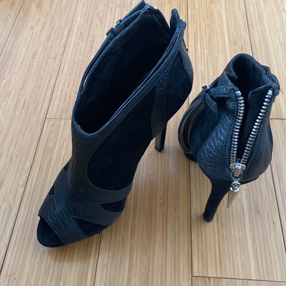 good condition suede and leather 3” heels. size 37 - Picture 2 of 4